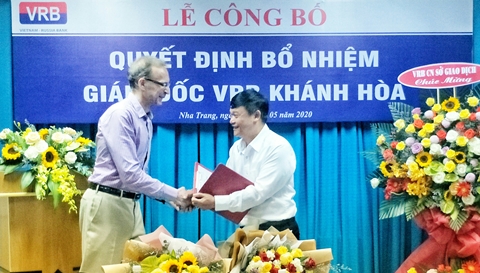 Ngân hàng Liên doanh Việt - Nga (VRB) trao quyết định bổ nhiệm Giám đốc và Phó Giám đốc Chi nhánh Khánh Hòa